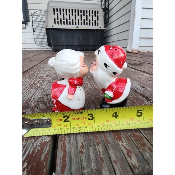 Vintage Japan Ceramic Mr. And Mrs. Claus Kissing Salt And Pepper Shakers 2 Pc - Picture 7 of 9